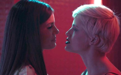 Angel (Camila Queiroz) confronta Giovanna (Agatha Moreira) em cena de Verdades Secretas 2