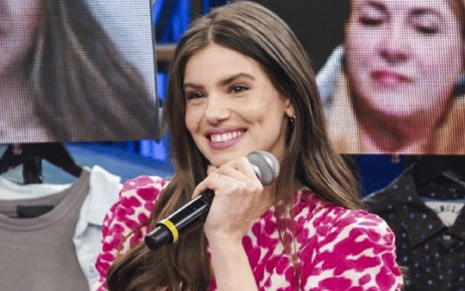 Camila Queiroz sorri e segura microfone no Altas Horas