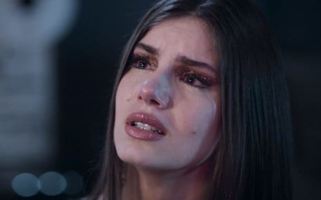 Camila Queiroz com expressão de choro em cena como Angel em Verdades Secretas 2
