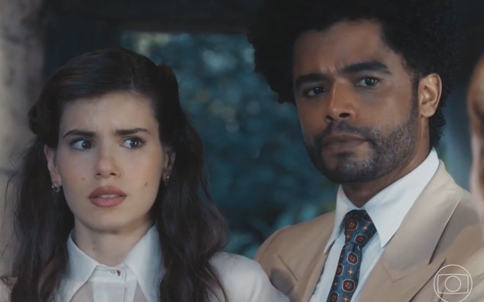 Marê (Camila Queiroz) e Orlando (Diogo Almeida) estão com expressão de espanto em cena da novela Amor Perfeito