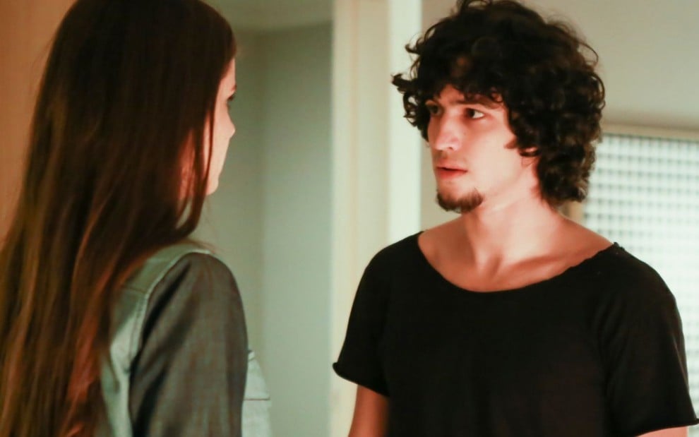 Angel (Camila Queiroz) contracena com Guilherme (Gabriel Leone) em cena de Verdades Secretas