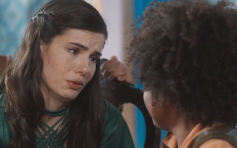 Marê (Camila Queiroz)conversa com Marcelino (Levi Asaf) em cena da novela Amor Perfeito