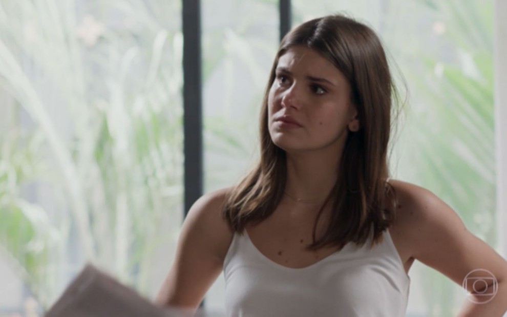 Luiza, personagem de Camila Queiroz, grava cena chorando por descobrir que é suspeita de roubar o hotel em Pega Pega