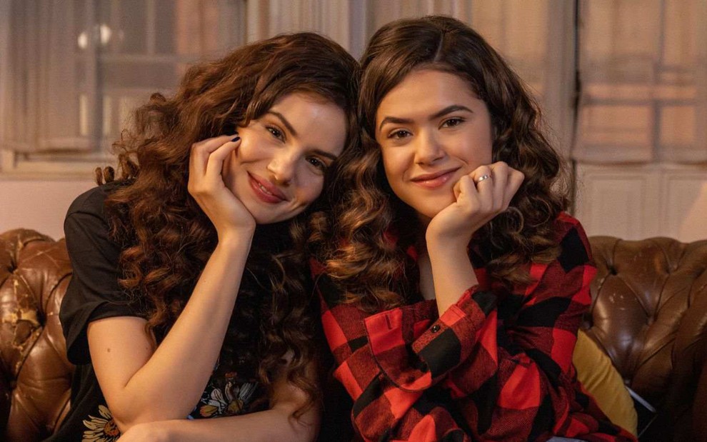 Camila Queiroz e Maisa Silva posam para foto nos bastidores da série De Volta aos 15