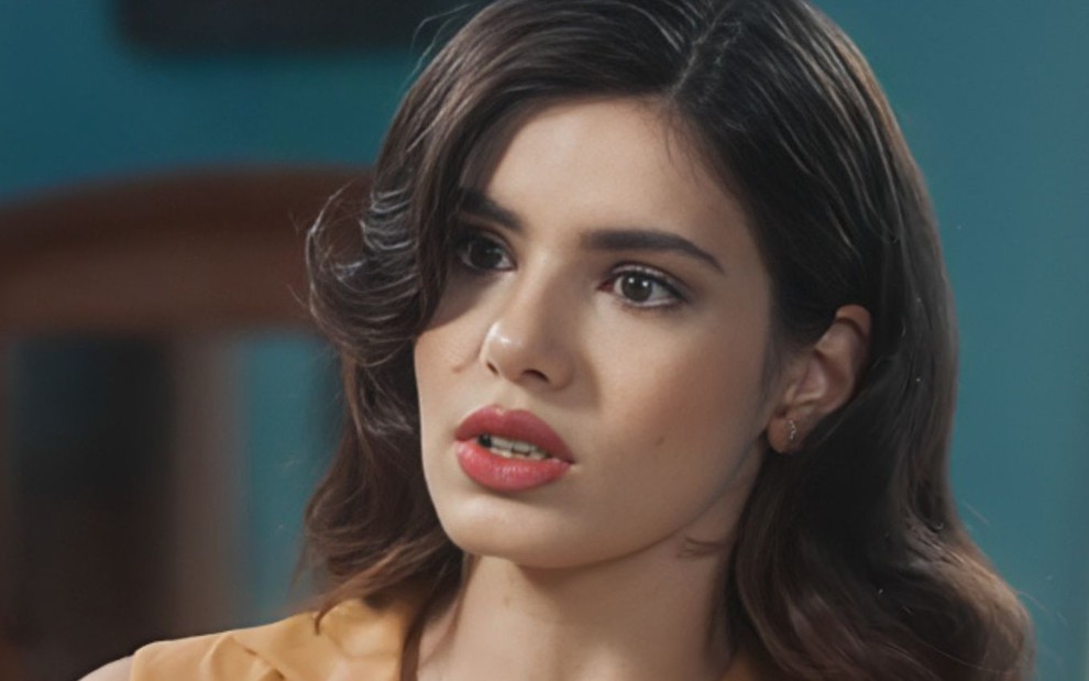 Camila Queiroz com expressão séria em cena como Marê na novela Amor Perfeito