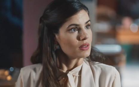 Camila Queiroz com expressão séria em cena como Marê na novela Amor Perfeito