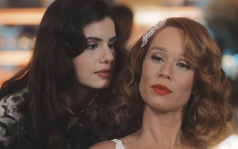 Camila Queiroz sussurra no ouvido de Mariana Ximenes em cena da novela Amor Perfeito
