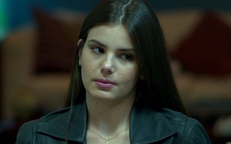 Camila Queiroz está caracterizada como Angel em cena da primeira temporada de Verdades Secretas