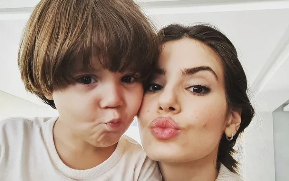 Camila Queiroz em foto de bastidores com o ator mirim Bernardo Lessa, seu filho na novela Verdades Secretas 2