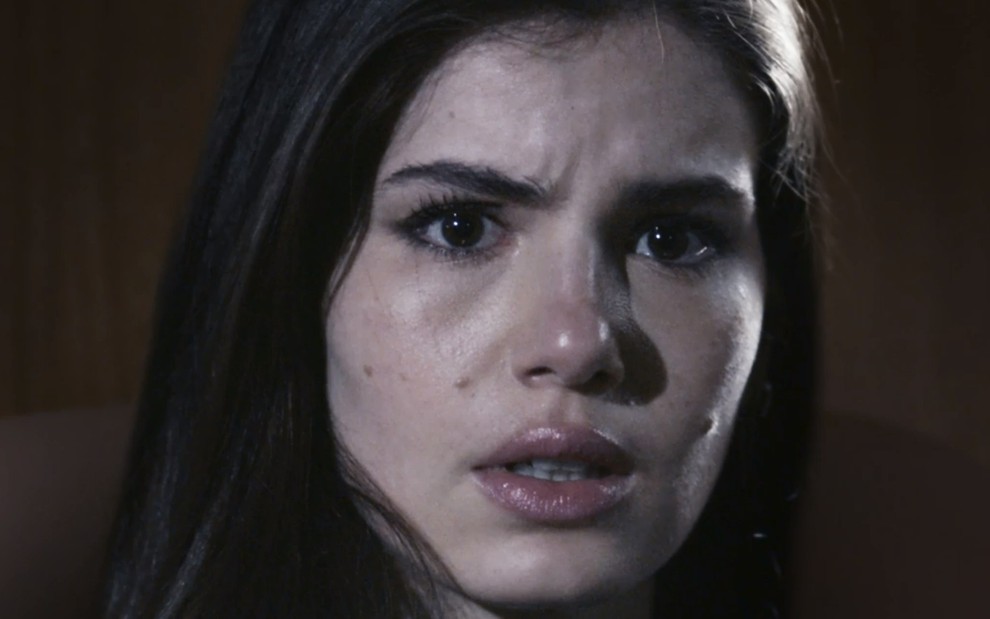 Camila Queiroz como Angel em cena de Verdades Secretas 2; personagem está surpresa