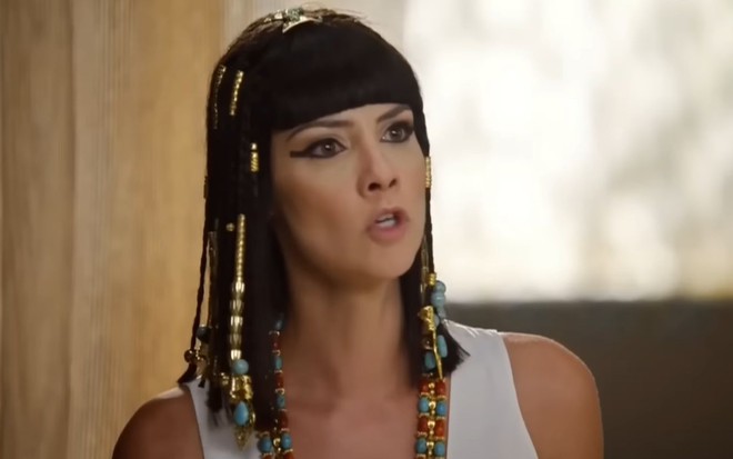 Camila Rodrigues com expressão séria em cena como Nefertari em Os Dez Mandamentos
