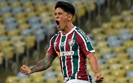Cano, do Fluminense, comemora gol e veste uniforme listrado em verde, branco e vinho