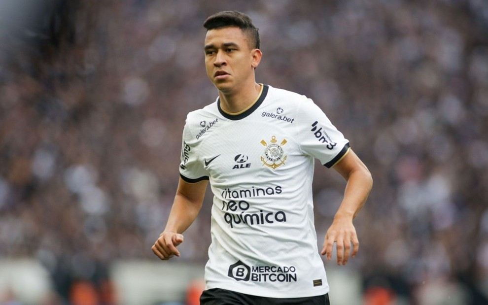 Cantillo, do Corinthians, joga pelo clube com uniforme branco com detalhes pretos
