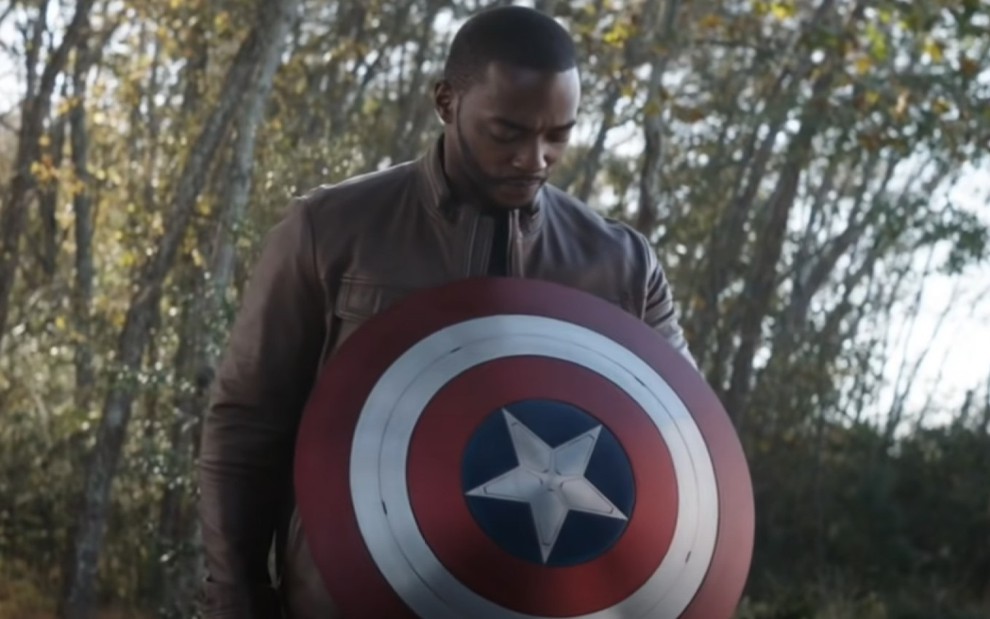 O ator Anthony Mackie em cena de Vingadores - Ultimato com o escudo de Capitão América