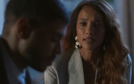 Leonardo (Ícaro Silva) e Clarice (Taís Araujo) em cena da novela Cara e Coragem