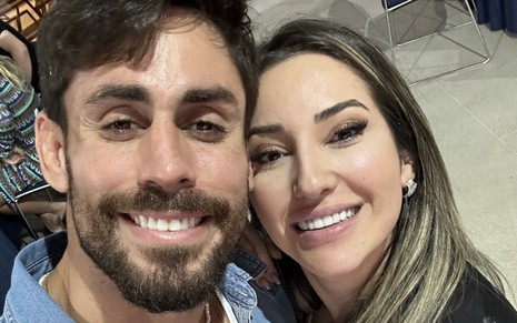 Antonio Cara de Sapato e Amanda Meirelles estão abraçados e sorridentes em selfie publicada no Twitter