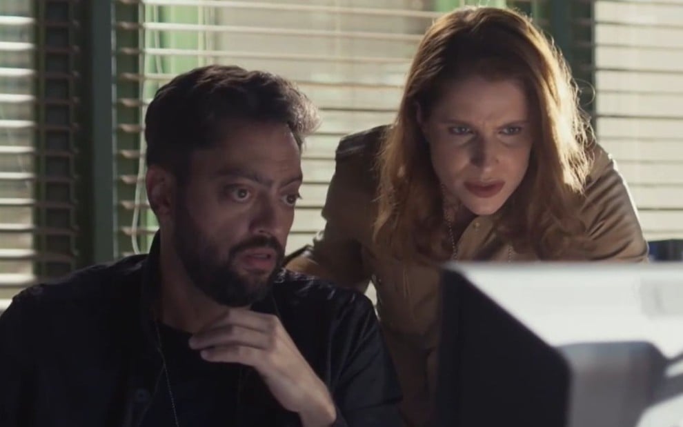 Paulo (Fernando Caruso) e Marcela (Julia Lund) em cena de Cara e Coragem