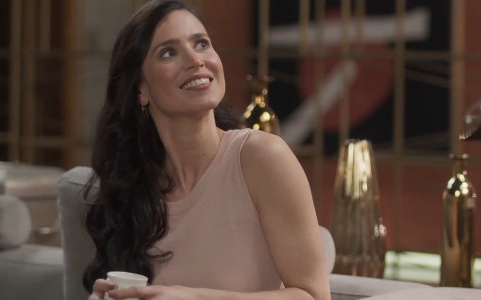 A atriz Mel Lisboa sorri em cena da novela Cara e Coragem como a personagem Regina