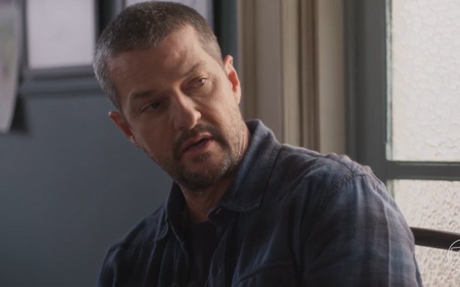 O ator Marcelo Serrado com expressão séria em cena da novela Cara e Coragem
