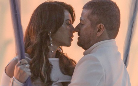 Pat (Paolla Oliveira) e Moa (Marcelo Serrado) quase se beijam em Cara e Coragem, novela das sete da Globo