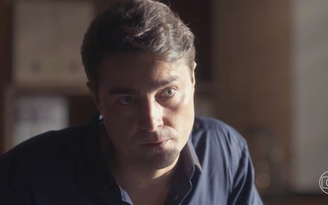 O ator Ricardo Pereira com expressão séria em cena de Cara e Coragem