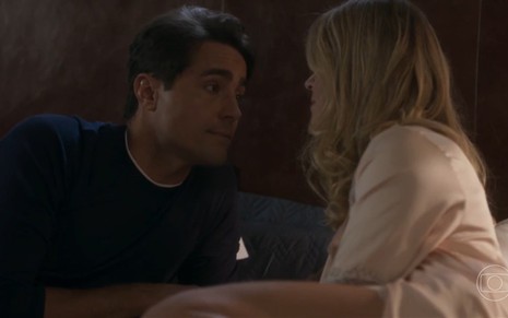 Os atores Ricardo Pereira e Mariana Santos na cama, um em frente ao outro, em conversa em cena de Cara e Coragem