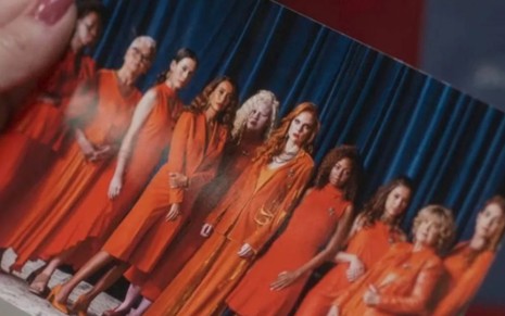 Foto de mulheres com roupas em tom de laranja vivo, em cena de Cara e Coragem