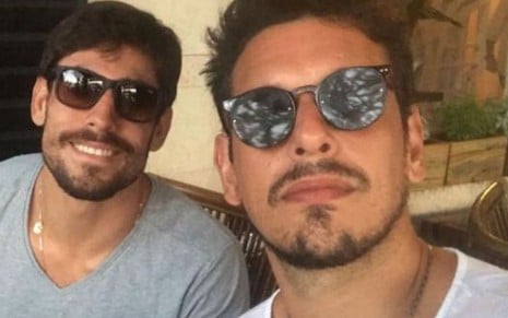 Cara de Sapato e João Vicente em selfie; os dois usam óculos escuros e fazem um gesto de luta com as mãos
