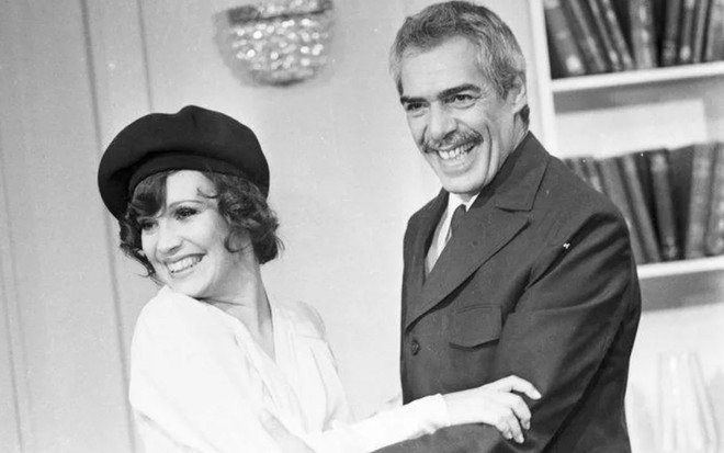 Regina Duarte e Gilberto Martinho estão sorridentes nos bastidores de novela