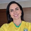 Carla Cecato com a camisa amarela do Brasil; Andréia Sadi na GloboNews