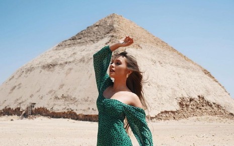 Carla Diaz usa vestido verde e faz pose em frente a uma das Pirâmides do Egito