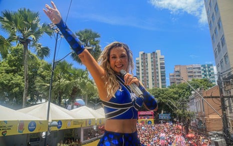 Carla Perez com roupa inspirada em look do É o Tchan em cima de trio elétrico em Salvador