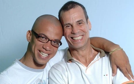 Carlinhos de Jesus abraçado com o filho, Carlos Eduardo Mendes de Jesus, morto em 2011