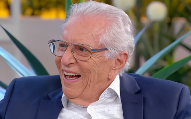 Carlos Alberto de Nóbrega dá risada no programa A Praça É Nossa