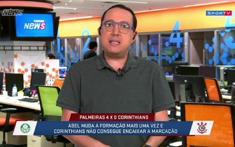 Carlos Cereto, com uma blusa azul, na redação da Globo em São Paulo, comentando um jogo no SporTV News