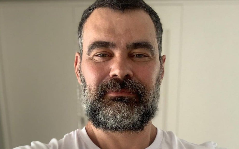 Carmo Dalla Vecchia com a barba grande em foto publicada no Instagram