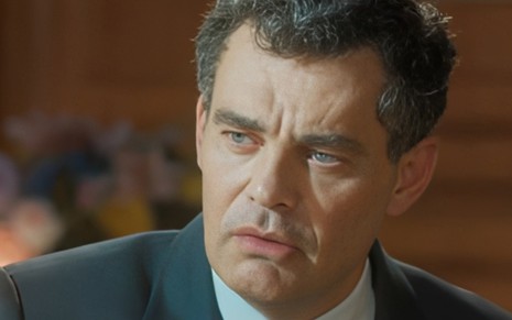 O ator Carmo Dalla Vecchia caracterizado como Érico em cena de Amor Perfeito