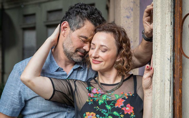 Atores Paula Braun e Carmo Dalla Vecchia se abraçam e fecham os olhos em cena de Cara e Coragem