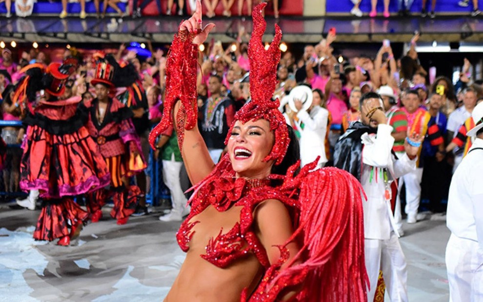 Paolla Oliveira no desfile de Carnaval como rainha de bateria da Grande Rio