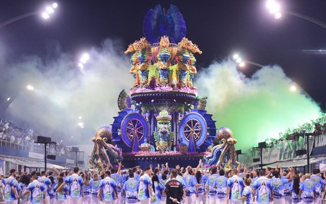 Imagem de carro alegórico no desfile da Mancha Verde no Carnaval 2022