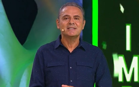 Luis Roberto usa camisa azul marinho no comando do programa Seleção do Samba, na Globo