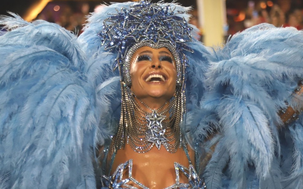 Sabrina Sato usa uma fantasia com tons de azul em desfile pela Vila Isabel