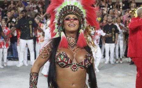 Viviane Araujo com fantasia de Cabocla Jurema no desfile da Salgueiro