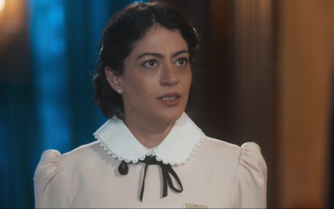 Carol Castro em cena de Amor Perfeito, com expressão séria