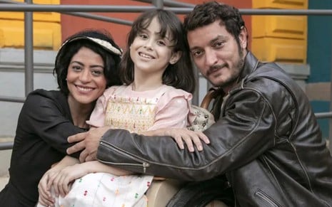 Carol Castro, Vitória Pabst e Allan Souza Lima se abraçam e posam para foto
