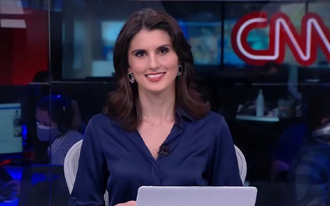 Carol Nogueira sorri na CNN Brasil