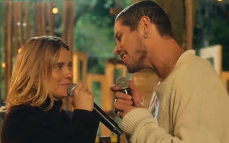 Lumiar (Carolina Dieckmann) e Lui (José Loreto) cantam em cena de Vai na Fé