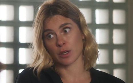 Carolina Dieckmann com expressão de espanto em cena como Lumiar na novela Vai na Fé