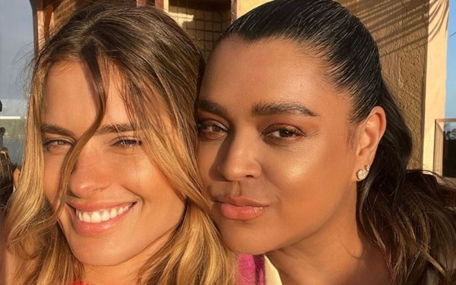 Carolina Dieckmann, à esquerda, abraçada com Preta Gil, à direita
