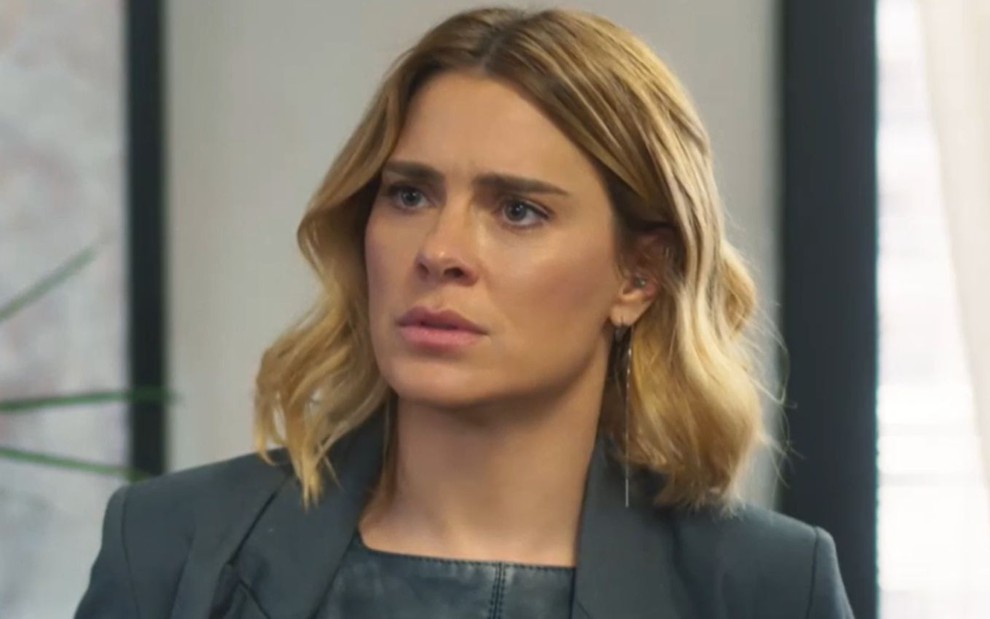 Carolina Dieckmann com expressão séria em cena como Lumiar na novela Vai na Fé